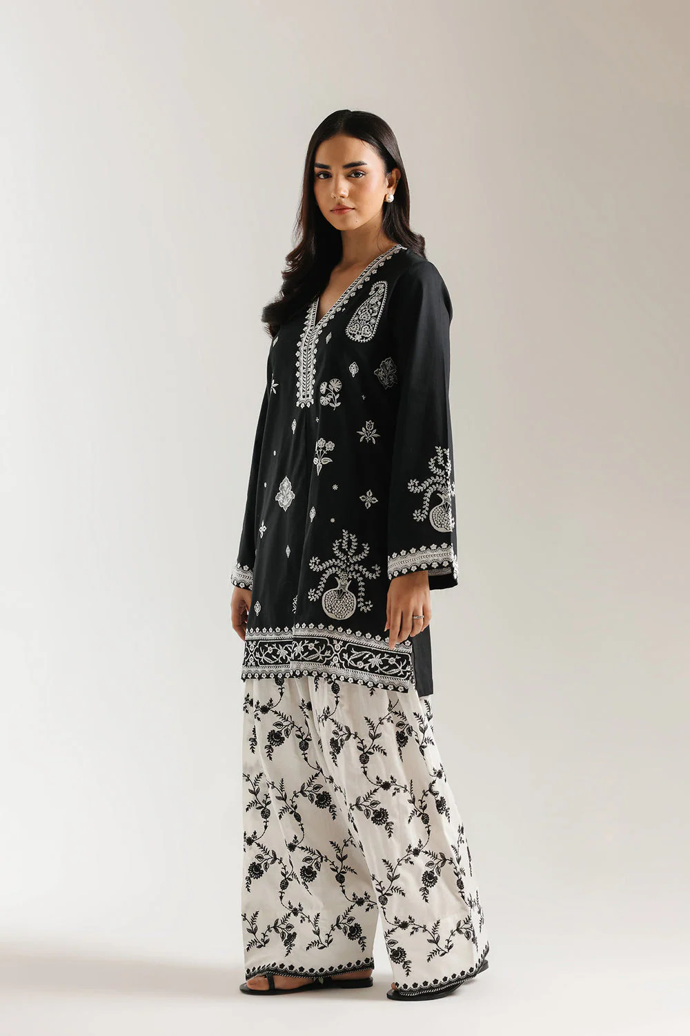 EMBROIDERED SUIT - Image 3