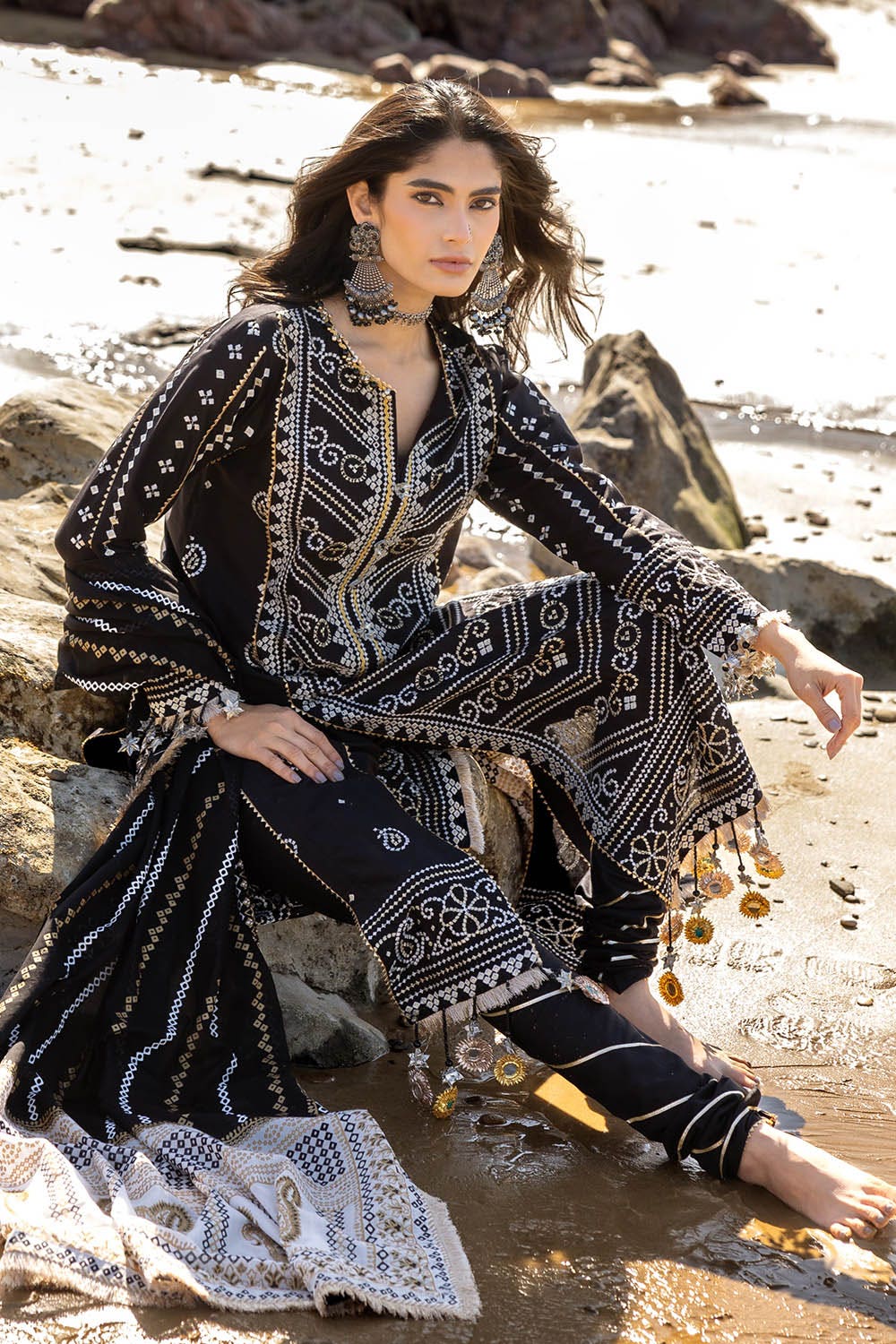 Zari Embroidered Lawn Suit - Image 6