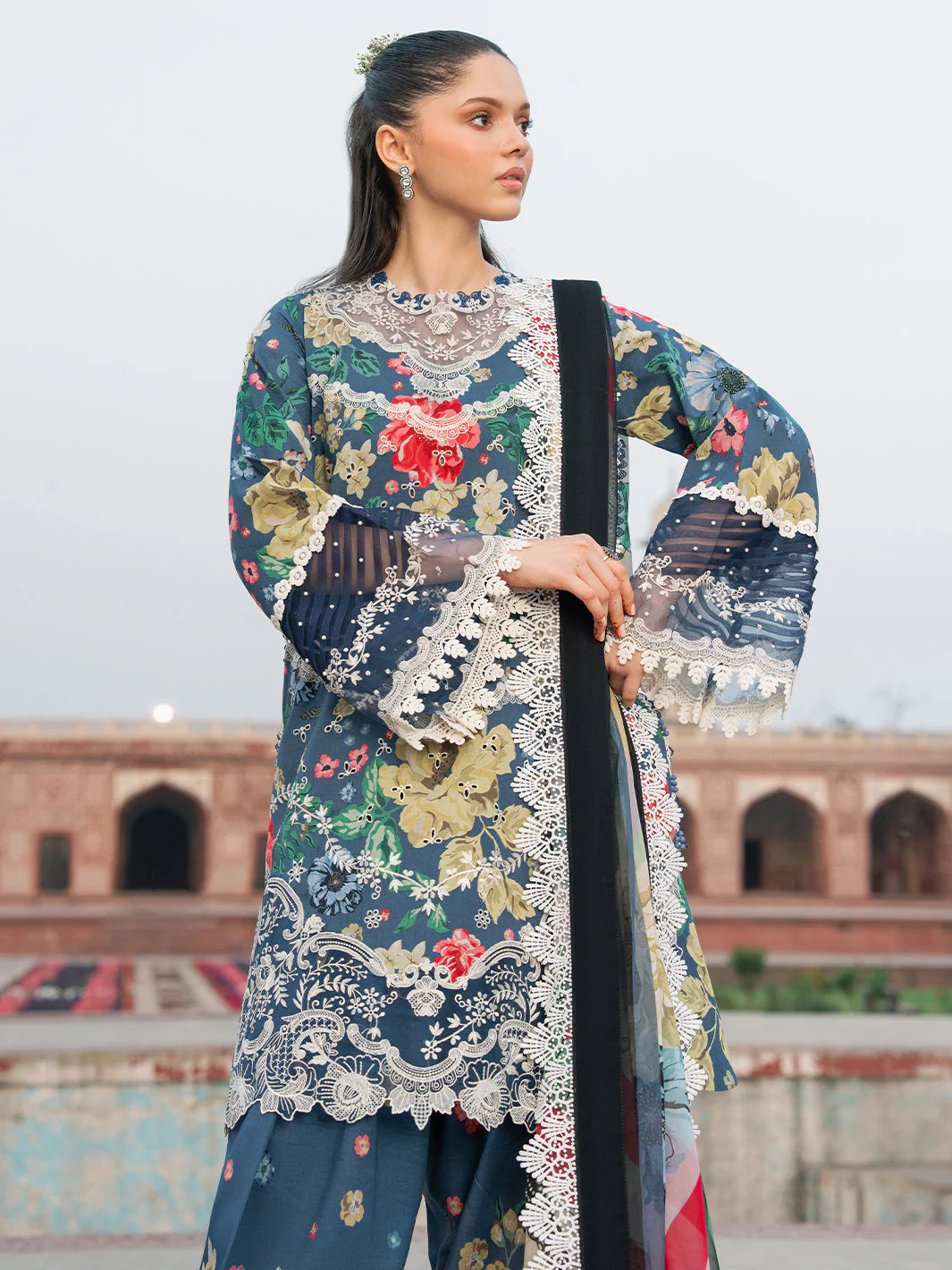 Naqsh Naaz Luxury Lawn - Image 7