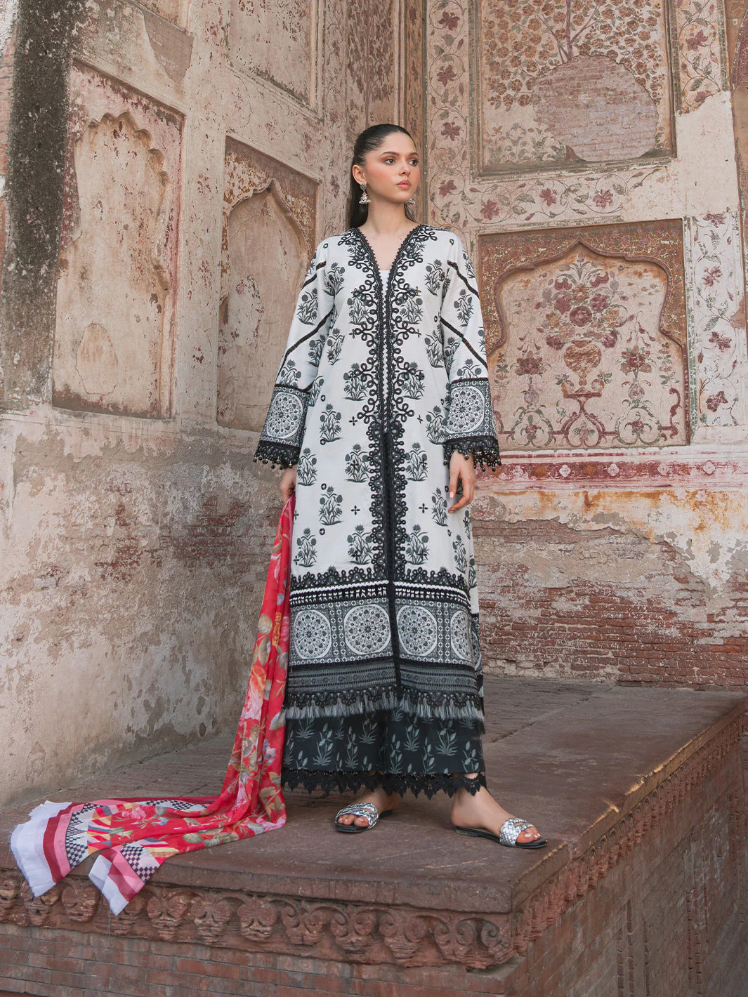 Naqsh Naaz Luxury Lawn - Image 3