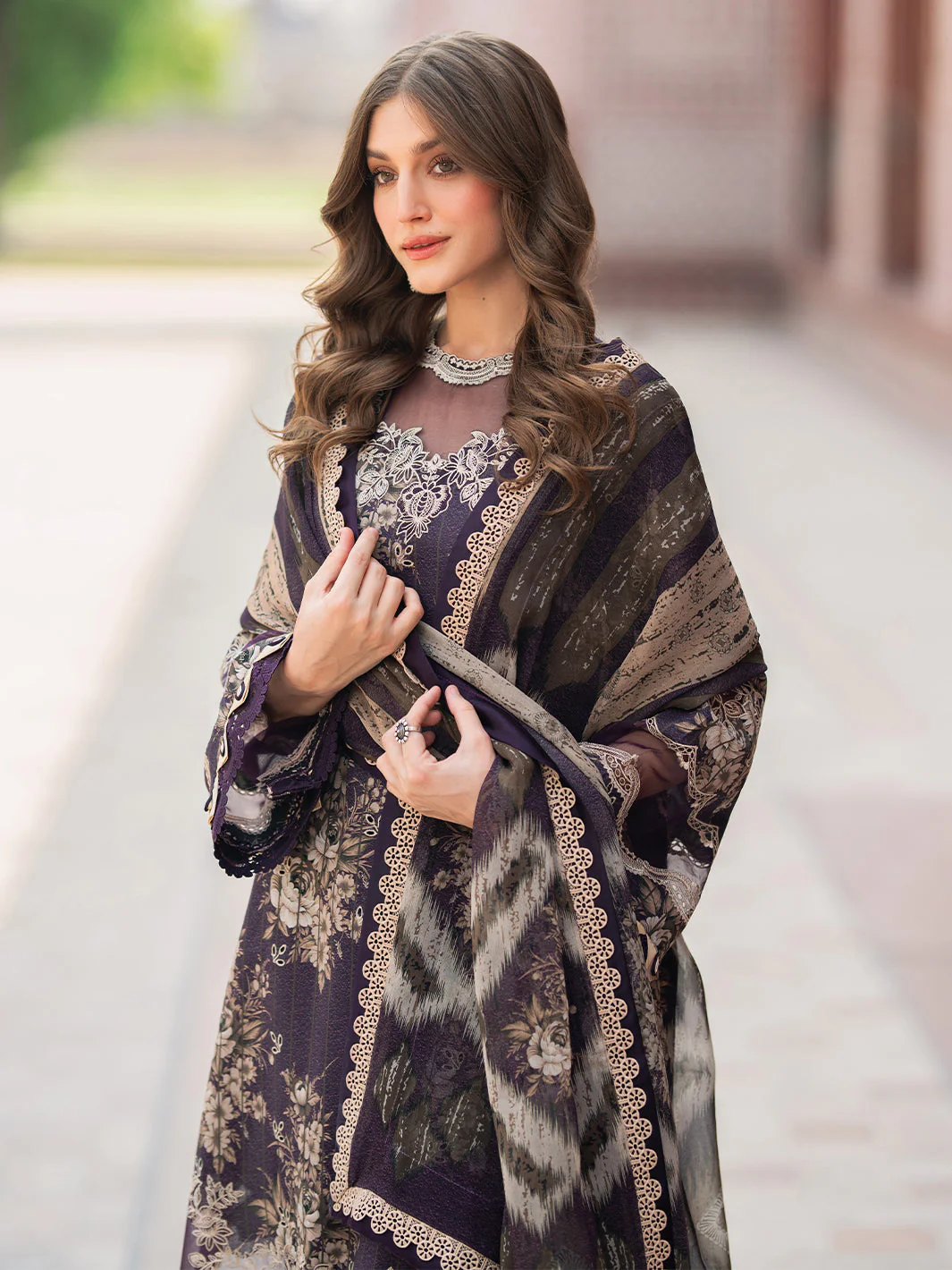 Naqsh Naaz Luxury Lawn - Image 9